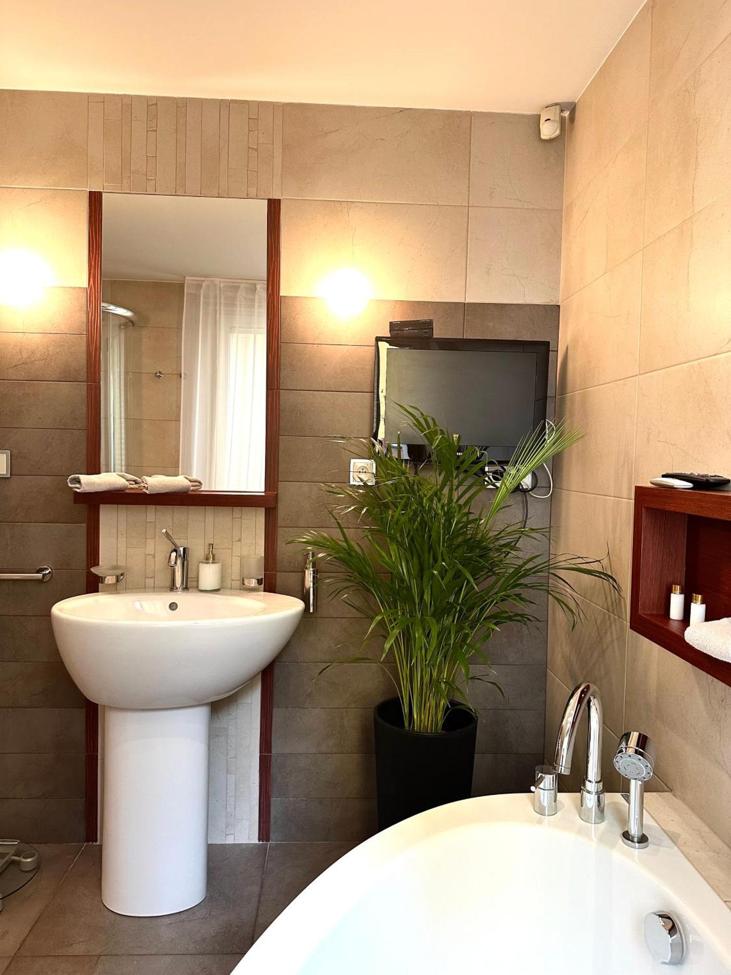 Apartament Laciarska ~ 200m Main Square ~ Self Check-in 20h Wrocław
